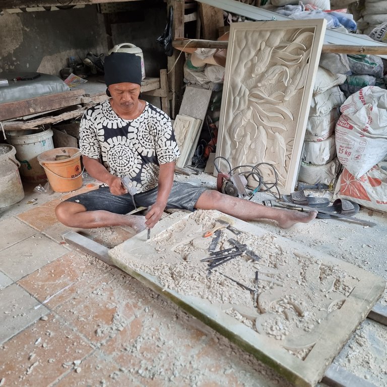 Pahatan Relief Batu Paras